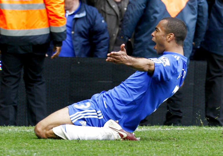 Ashley Cole esulta con la maglia del Chelsea