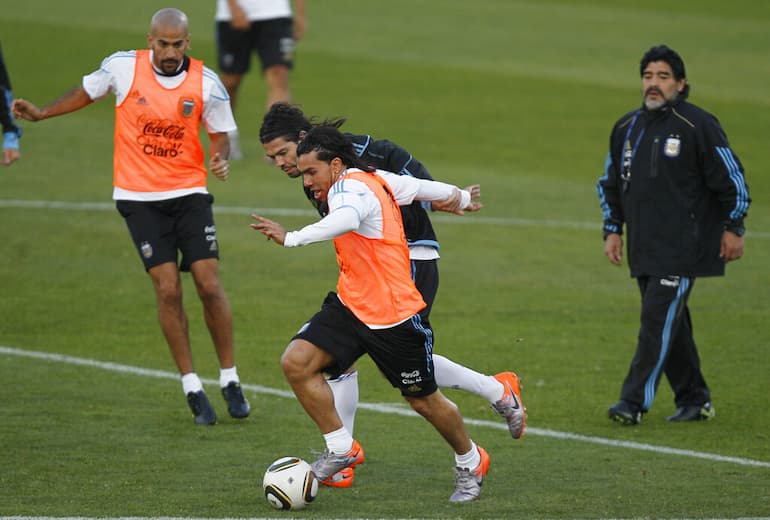 Tevez cerca la giocata sotto gli occhi di Diego!