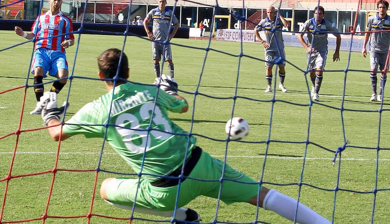 Antenucci trasforma un calcio di rigore nel 2010.