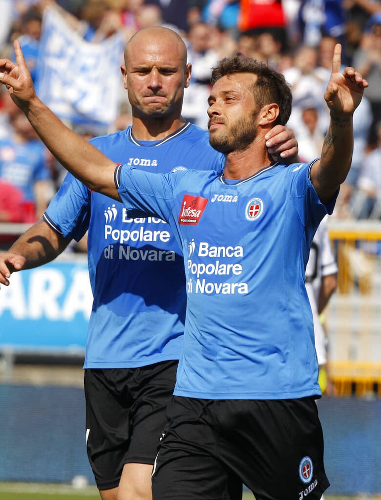 Un'esultanza del Novara ai tempi della A
