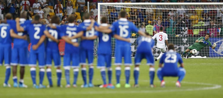 Buffon vola a neutralizzare il rigore di Cole!
