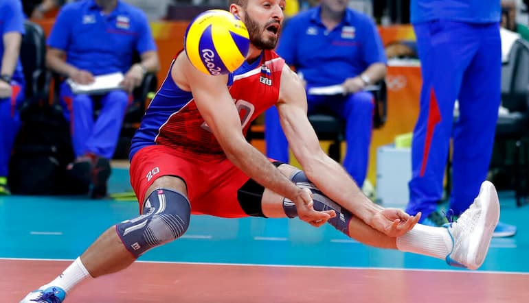 Il russo Artem Ermakov utilizza il piede in ricezione!