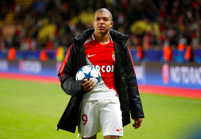 Kylian con il pallone dopo una tripletta in Champions!