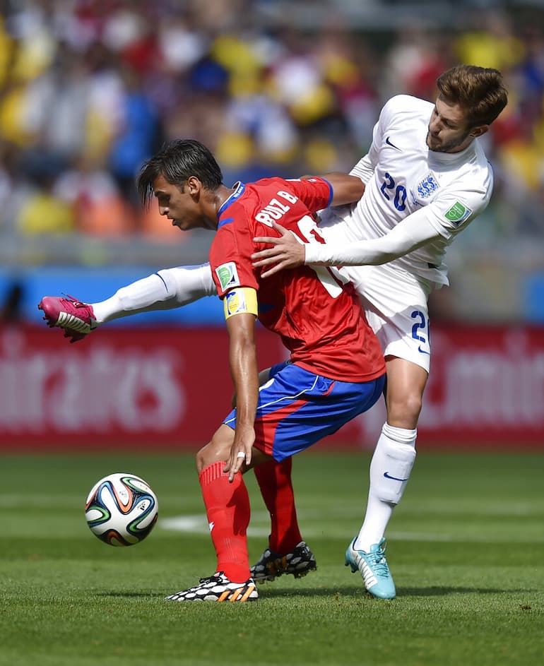 Il capitano in un duello contro Lallana!