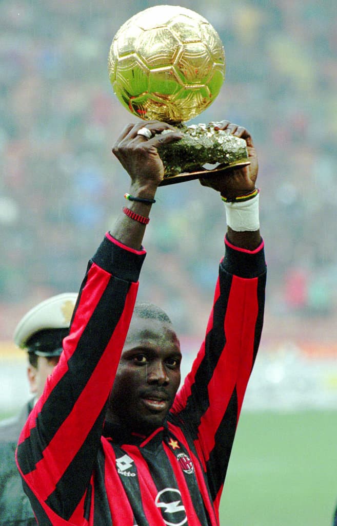 Weah mostra il premio a San Siro!