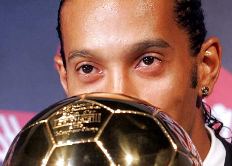 Ronaldinho con il Pallone d'Oro!