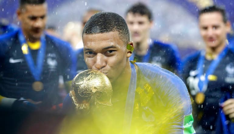 Mbappè a Mosca con la coppa!