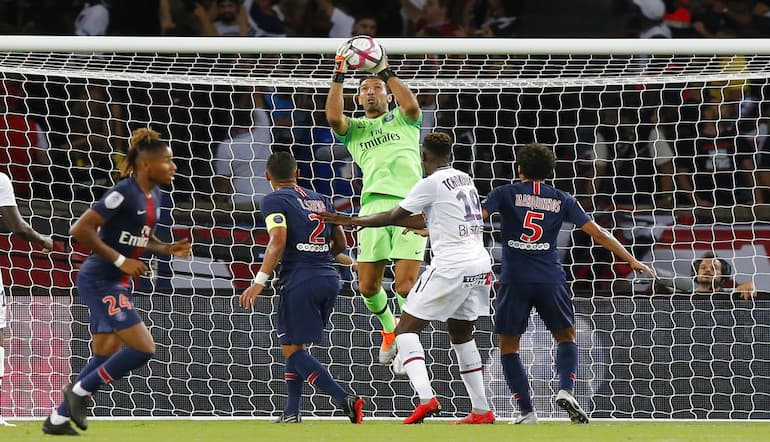 Buffon in uscita alta!