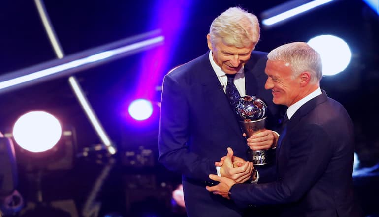 Wenger consegna la Coppa del Mondo a Deschamps