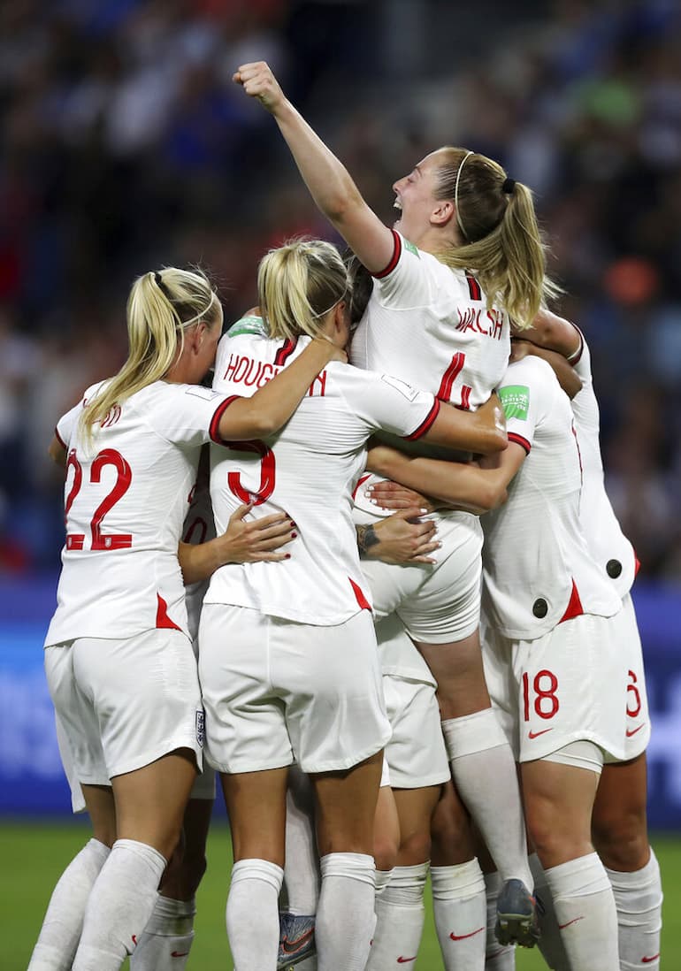 L'abbraccio tra le calciatrici inglesi