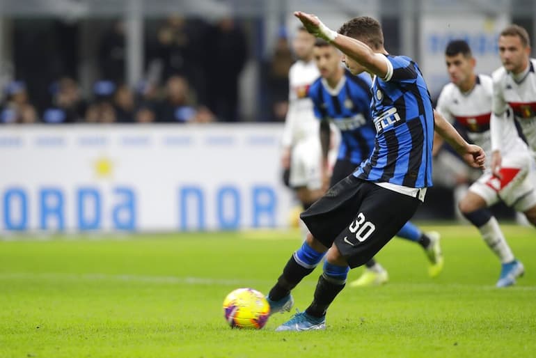 Il rigore trasformato da Esposito contro il Genoa