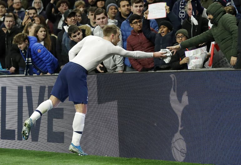 Eriksen omaggia i tifosi degli Spurs!