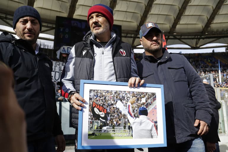 Sinisa premiato sotto la Nord Laziale!