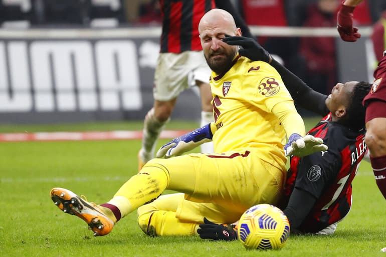Il gigantesco portiere serbo in uscita bassa!
