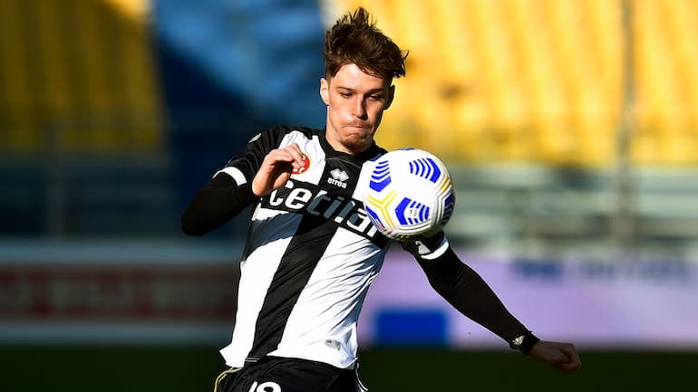 Il gioiellino del Parma Dennis Man con la maglia Erreà