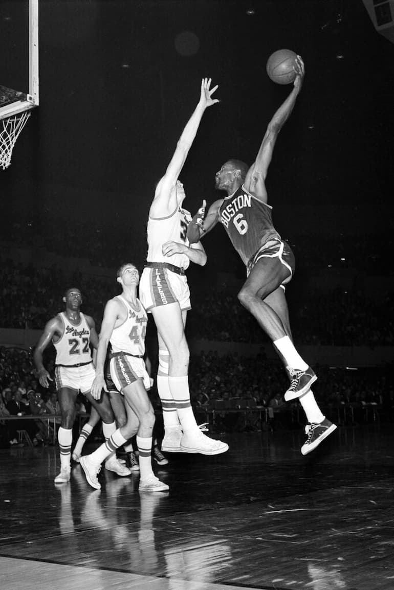 Bill Russell con la canotta numero 6 dei mitici Boston!