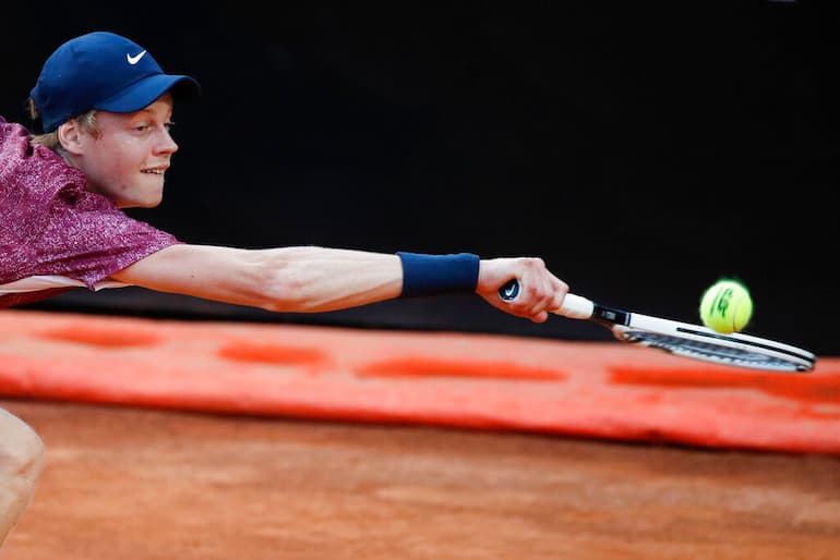 Sinner recupera, in allungo!