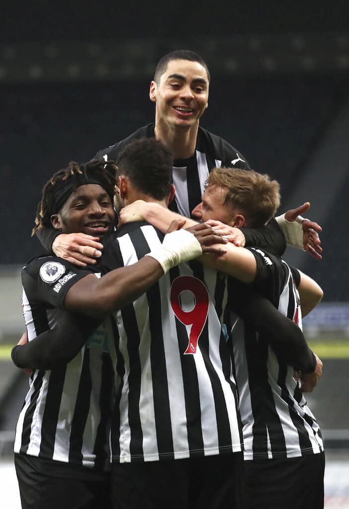 Joelinton abbracciato dai compagni!