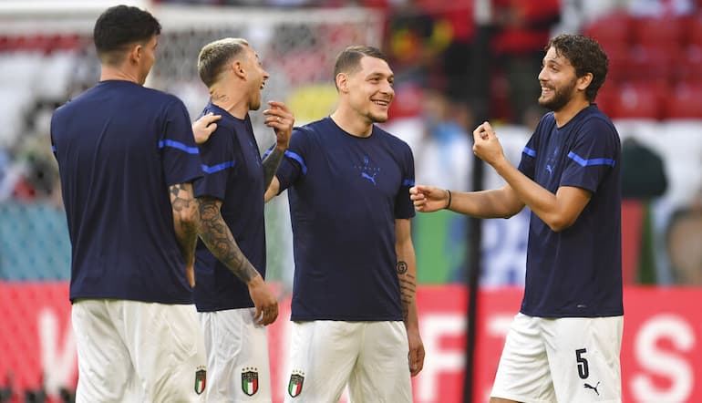 Locatelli scherza durante il riscaldamento azzurro!