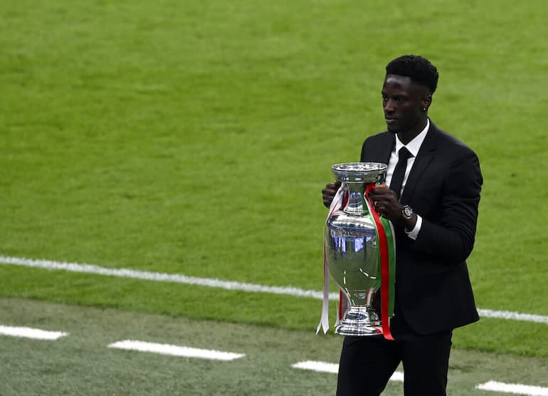 Eder consegna la Coppa agli Azzurri!