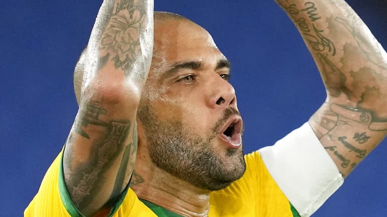 Dani Alves alla rimessa laterale!