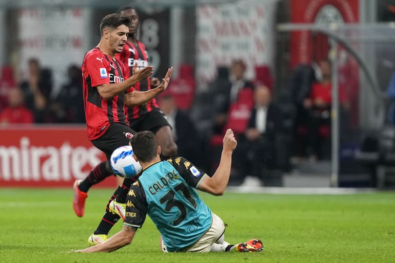 Caldara in scivolata a San Siro!