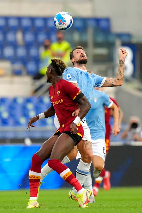 Acerbi e Abraham si contendono il Pallone Nike