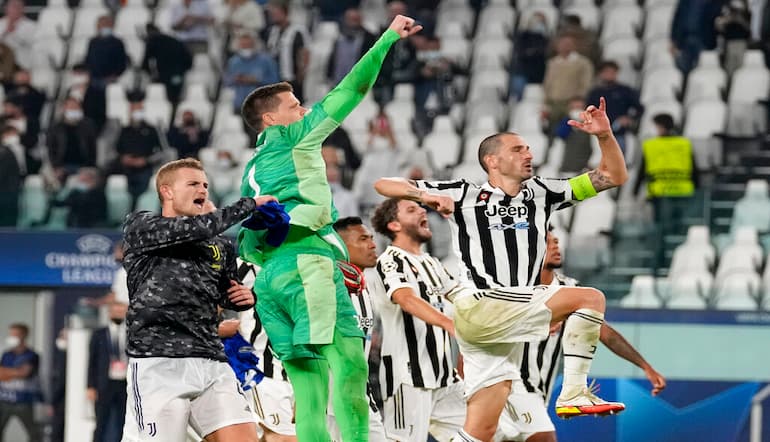 L'esultanza bianconera al termine della sfida di Champions al Chelsea!