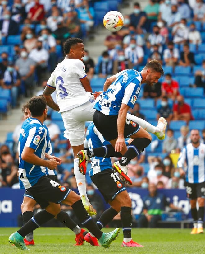 Eder Militao fortissimo nel gioco aereo!