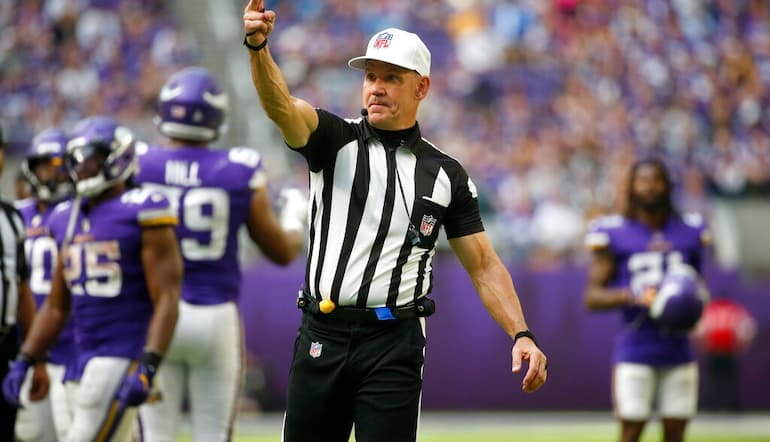 L'arbitro Clete Blakeman, ha il numero 34, segnala un primo down