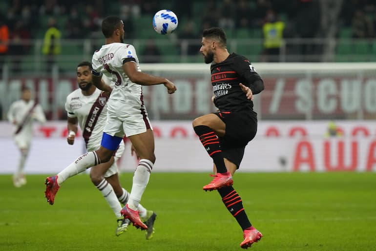 Bremer in contrasto aereo contro Giroud