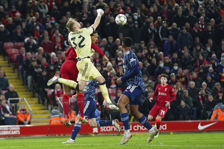 Un'uscita alta di Aaron Ramsdale contro il Liverpool!