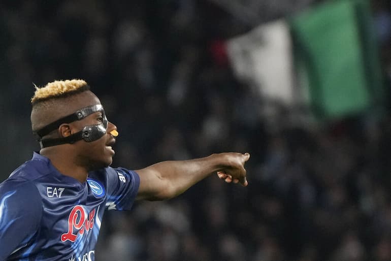 Osimhen con la maglia firmata EA7!