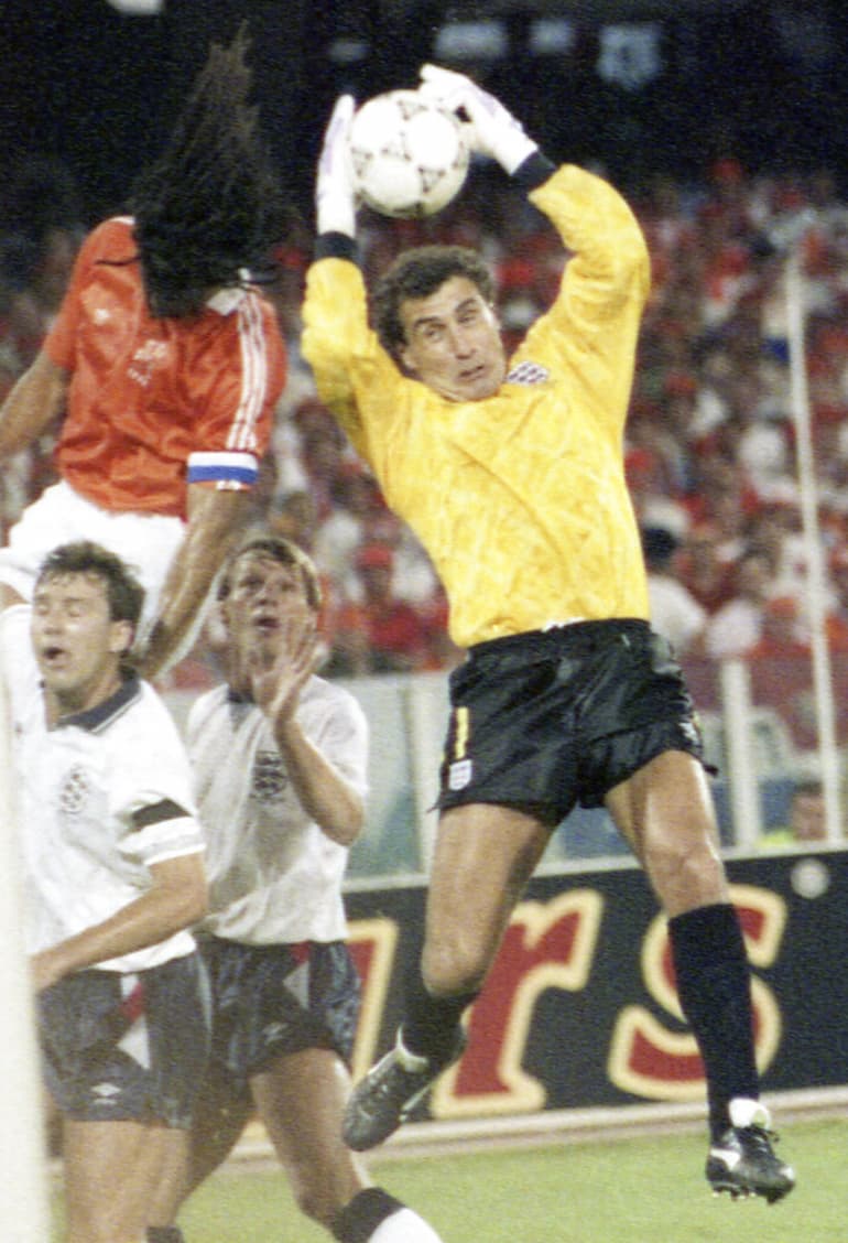 Shilton in uscita alta contro l'Olanda!