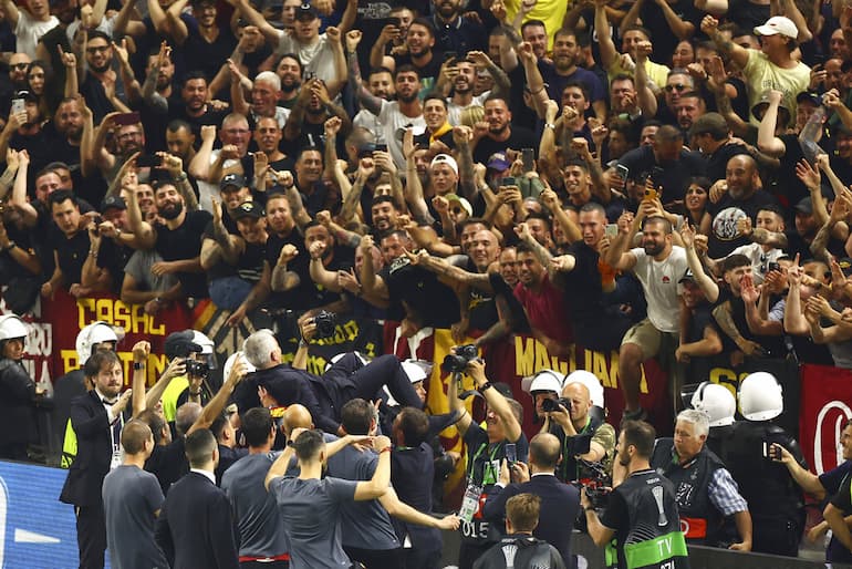 L'esultanza dello staff giallorosso a Tirana!