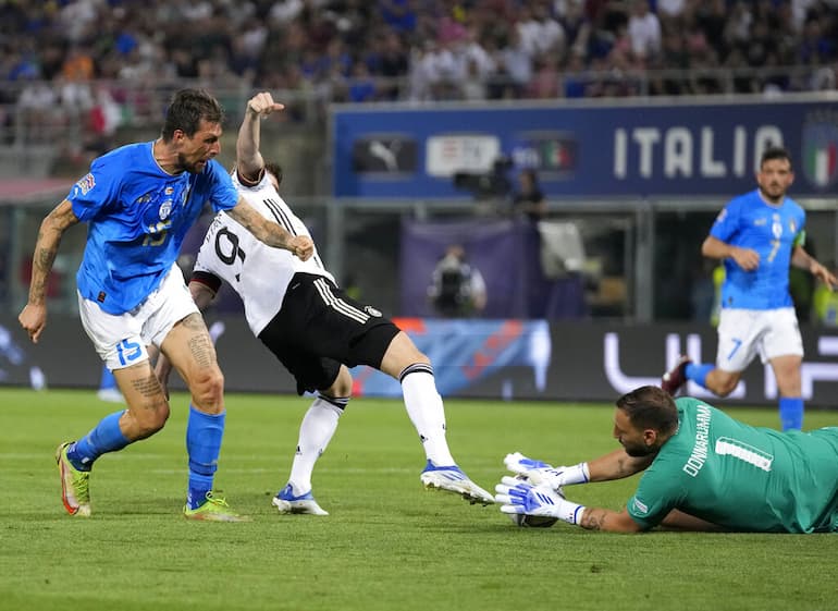 Donnarumma in uscita bassa