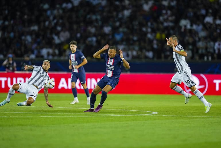 Paredes subito contro il suo Paris!