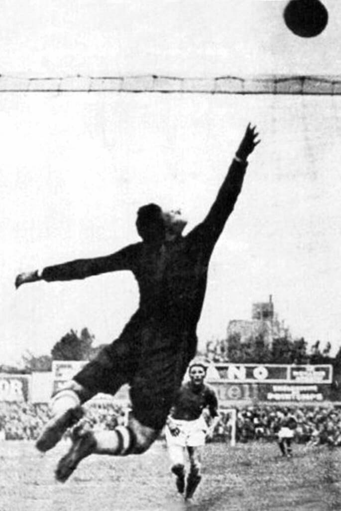 Piola tenta di superare il portiere ungherese