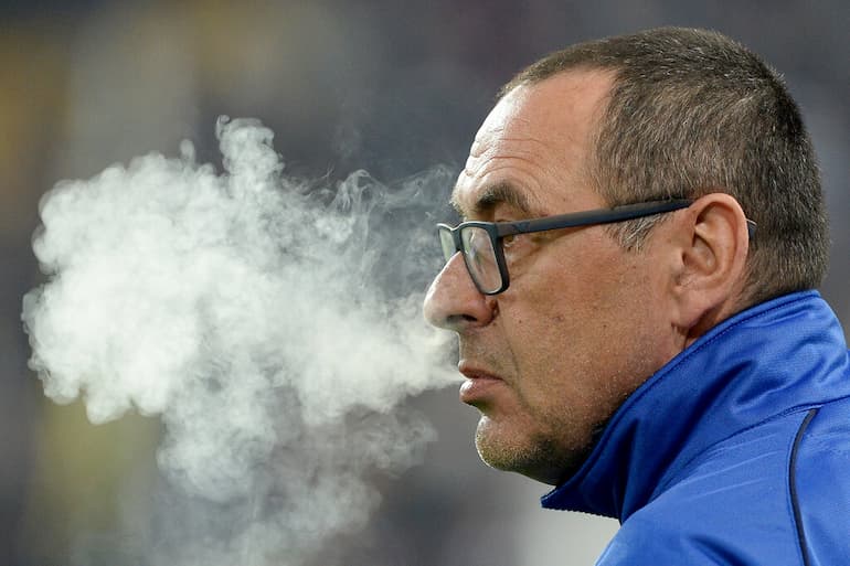 Una nuvola di fumo accompagna da sempre Maurizio Sarri