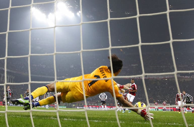 Buffon tenta di neutralizzare il rigore di Robinho nel 2012.