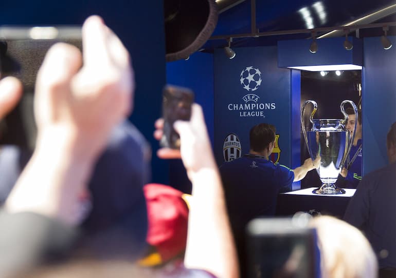 Foto alla coppa dalle grandi orecchie