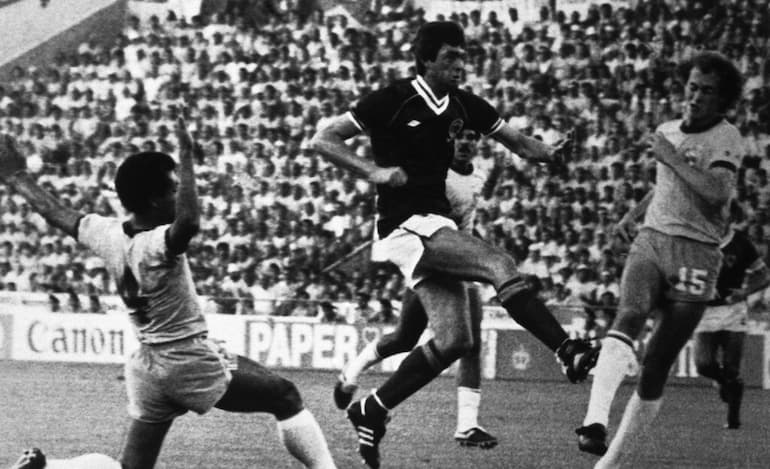 Falcao contro la Scozia