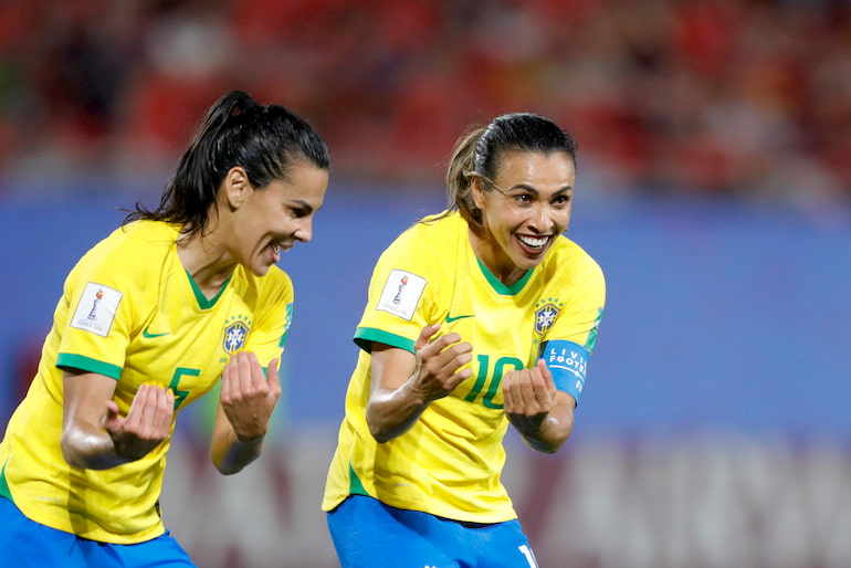 Marta esulta con la maglia della Selecao!