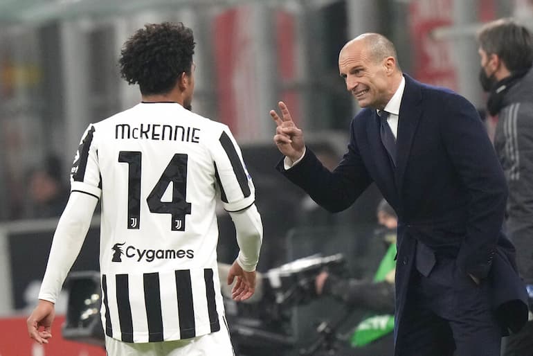 Allegri dà indicazioni al calciatore americano!