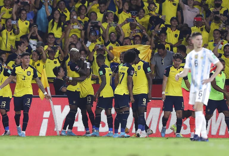 I calciatori festeggiano una rete all'Argentina