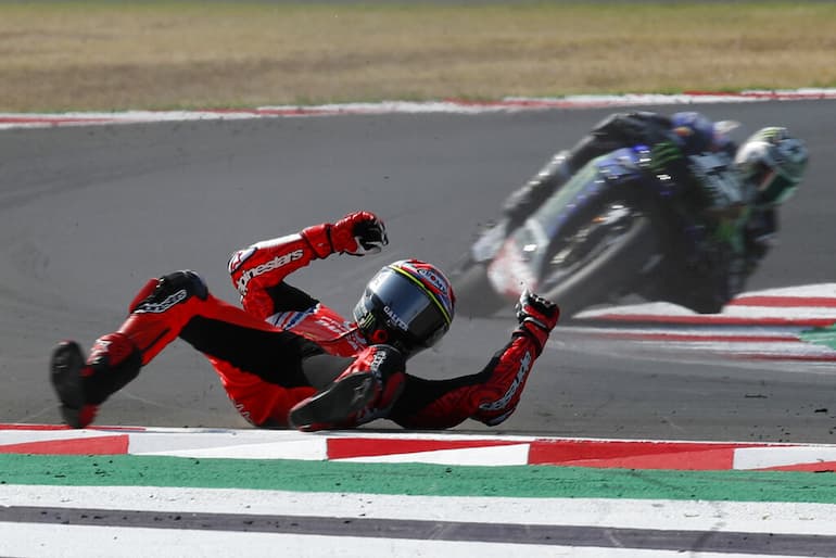 Una spettacolare caduta di Bagnaia