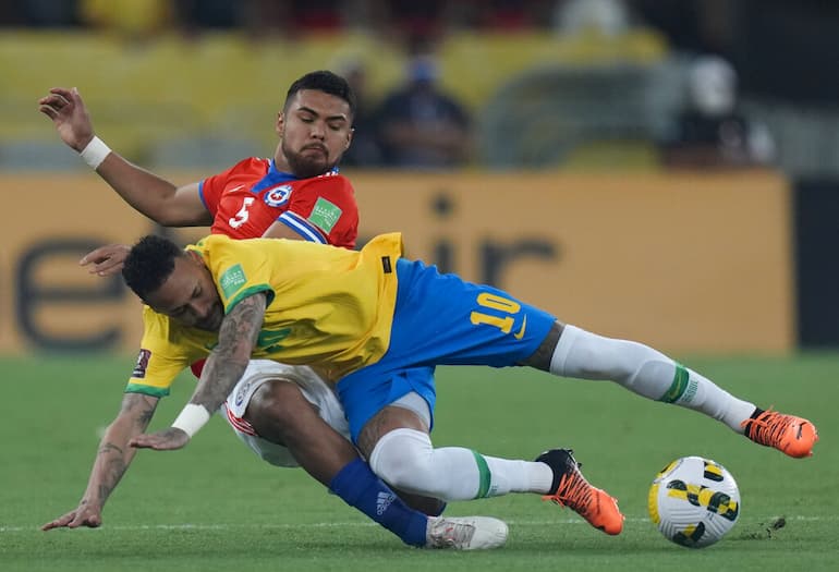 O Ney subisce un fallo da un difensore cileno!