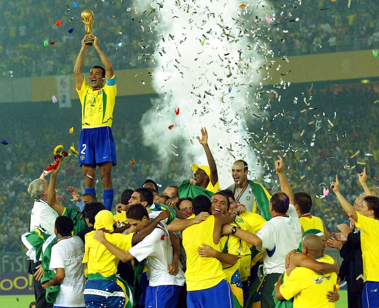 Cafu alza la Coppa in Giappone!