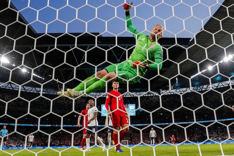 Uno spettacolare intervento di Kasper Schmeichel!