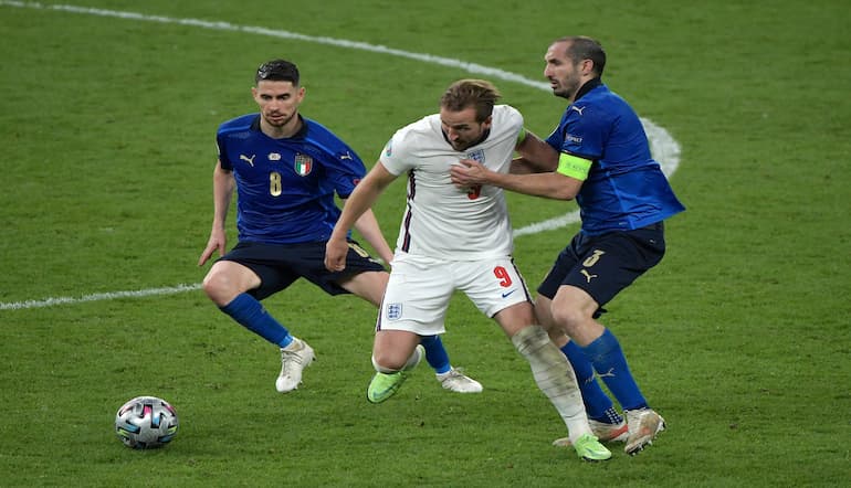 Chiellini controlla Kane